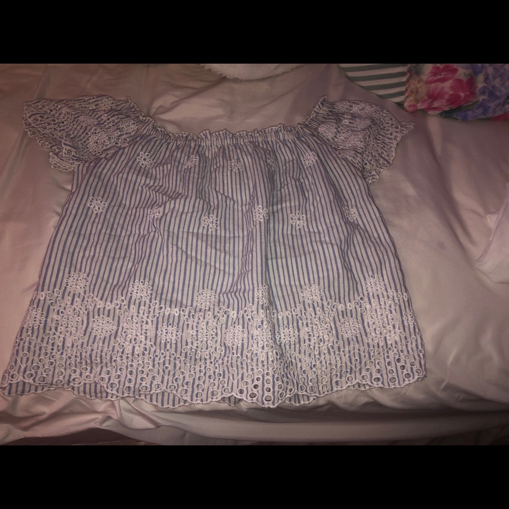 Super cute hollister top
